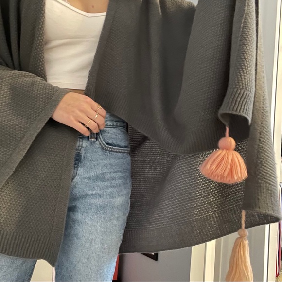 EUC VERLOOP TASSELED WRAP/SHAWL - Picture 6 of 7